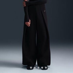 Nike Tech Black Wide-Leg Women's Pants with Subtle Logo